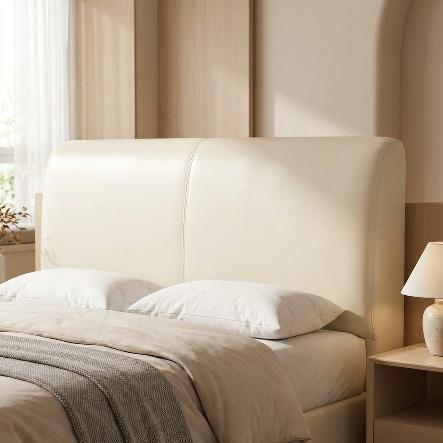 Housse de tête de lit beige effet cuir installée sur un lit dans une chambre chaleureuse