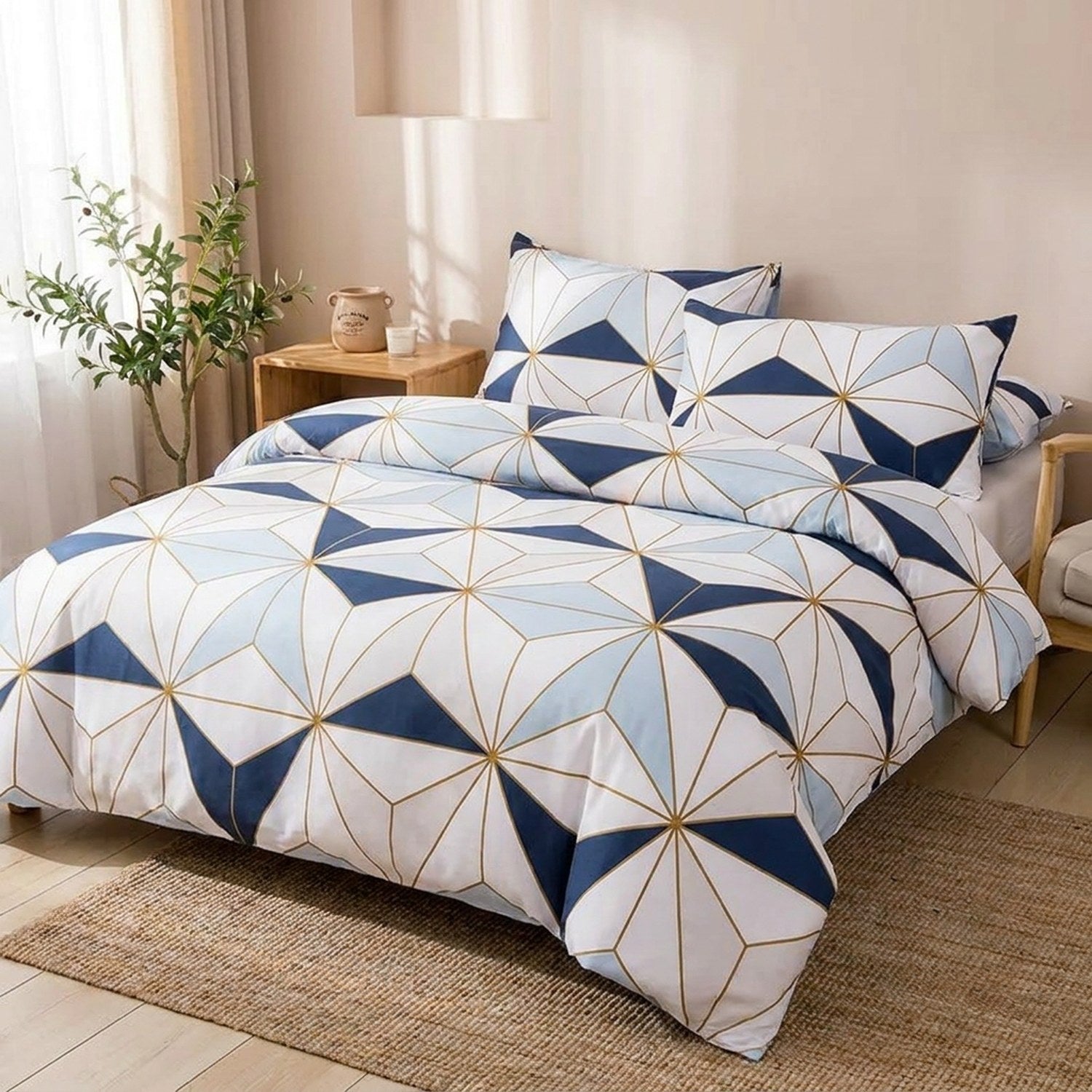 Parure de lit géométrique aux motifs triangles bleu et doré installée sur un lit dans une chambre lumineuse