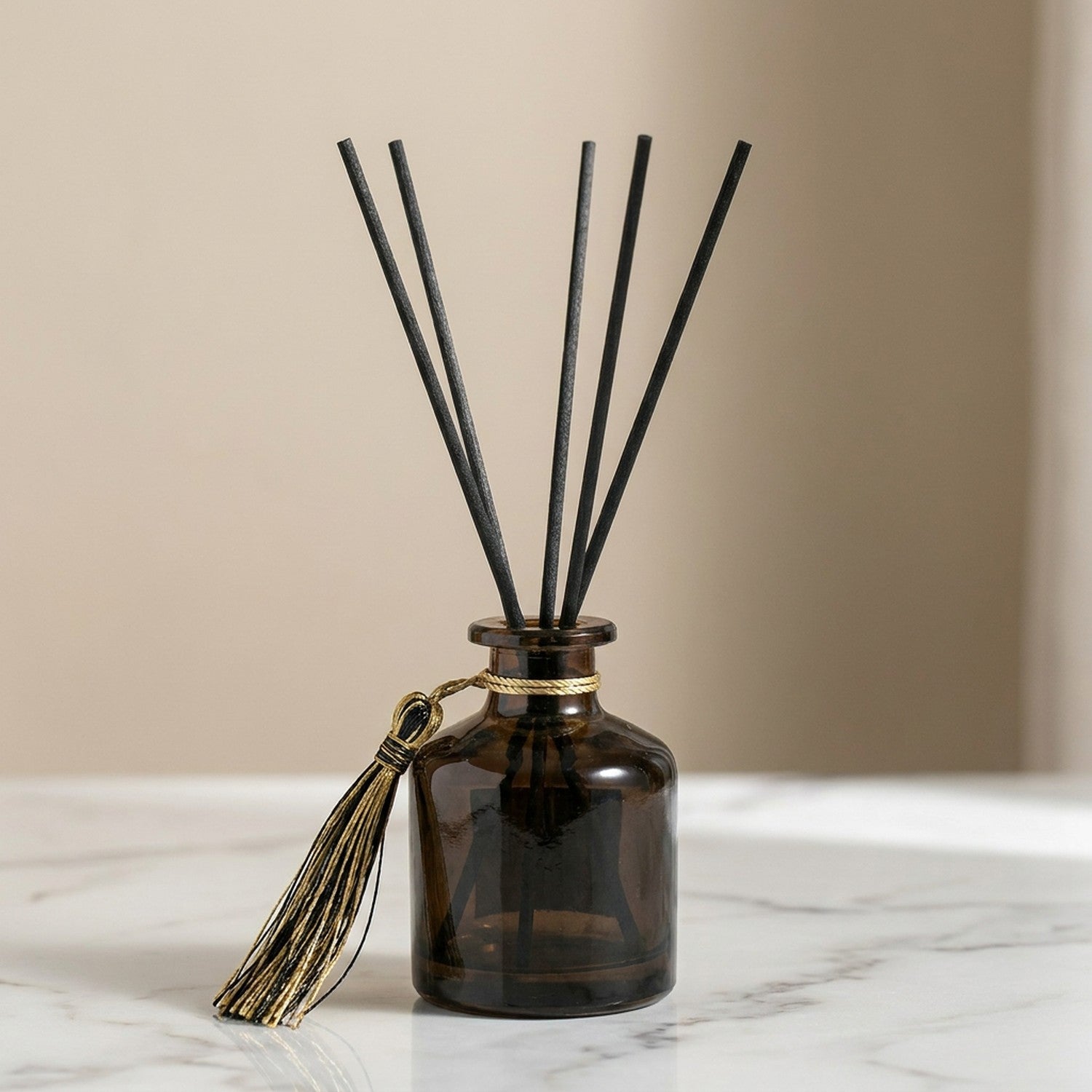 Diffuseur à roseaux parfumé - flacon ambré avec bâtons rotin