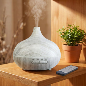 Diffuseur d'arômes USB en bois blanc posé sur une étagère avec brume légère et lumière douce