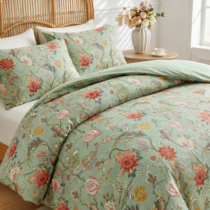 Parure de lit avec housse de couette imprime fleuri vintage sur un lit fait dans une chambre lumineuse