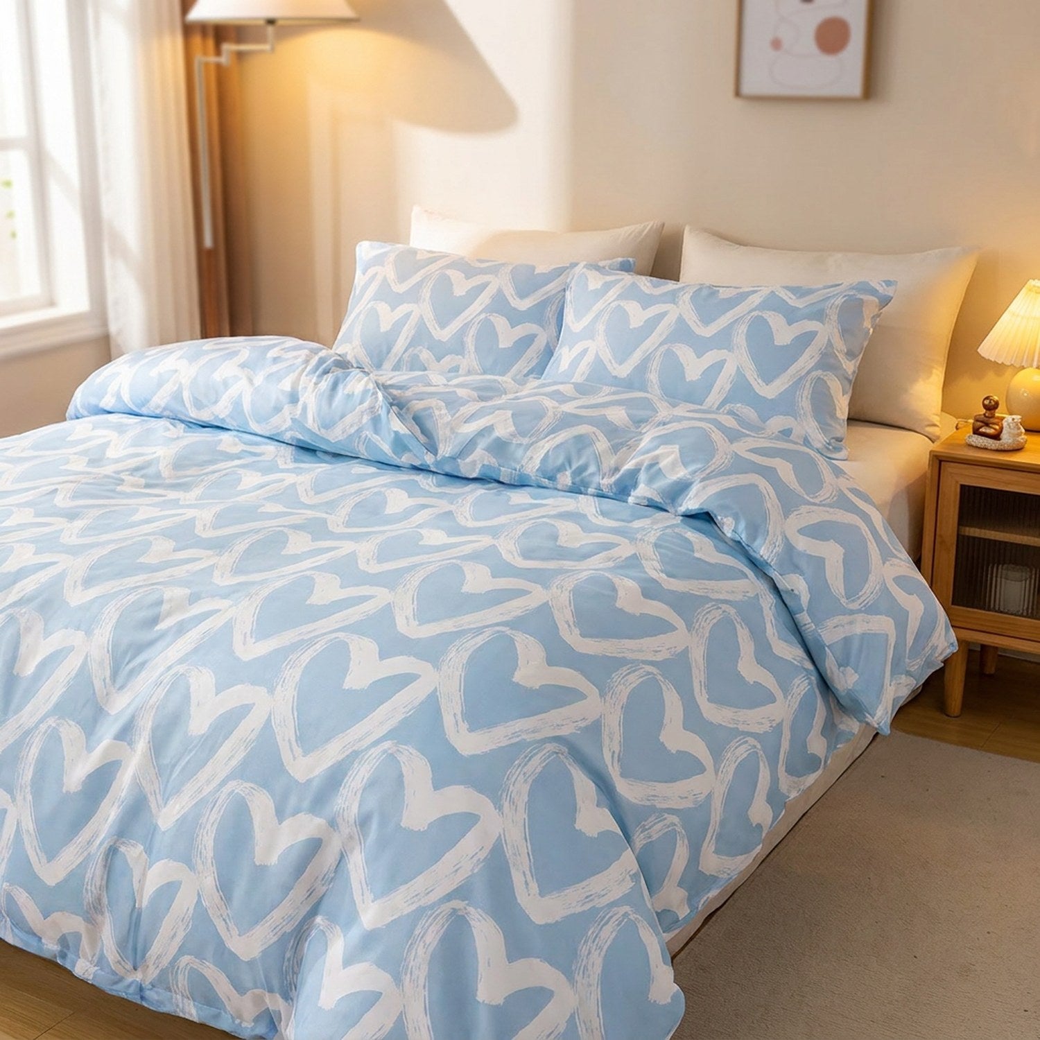 Parure de lit avec housse de couette bleue à motif cœur sur un lit fait dans une chambre lumineuse