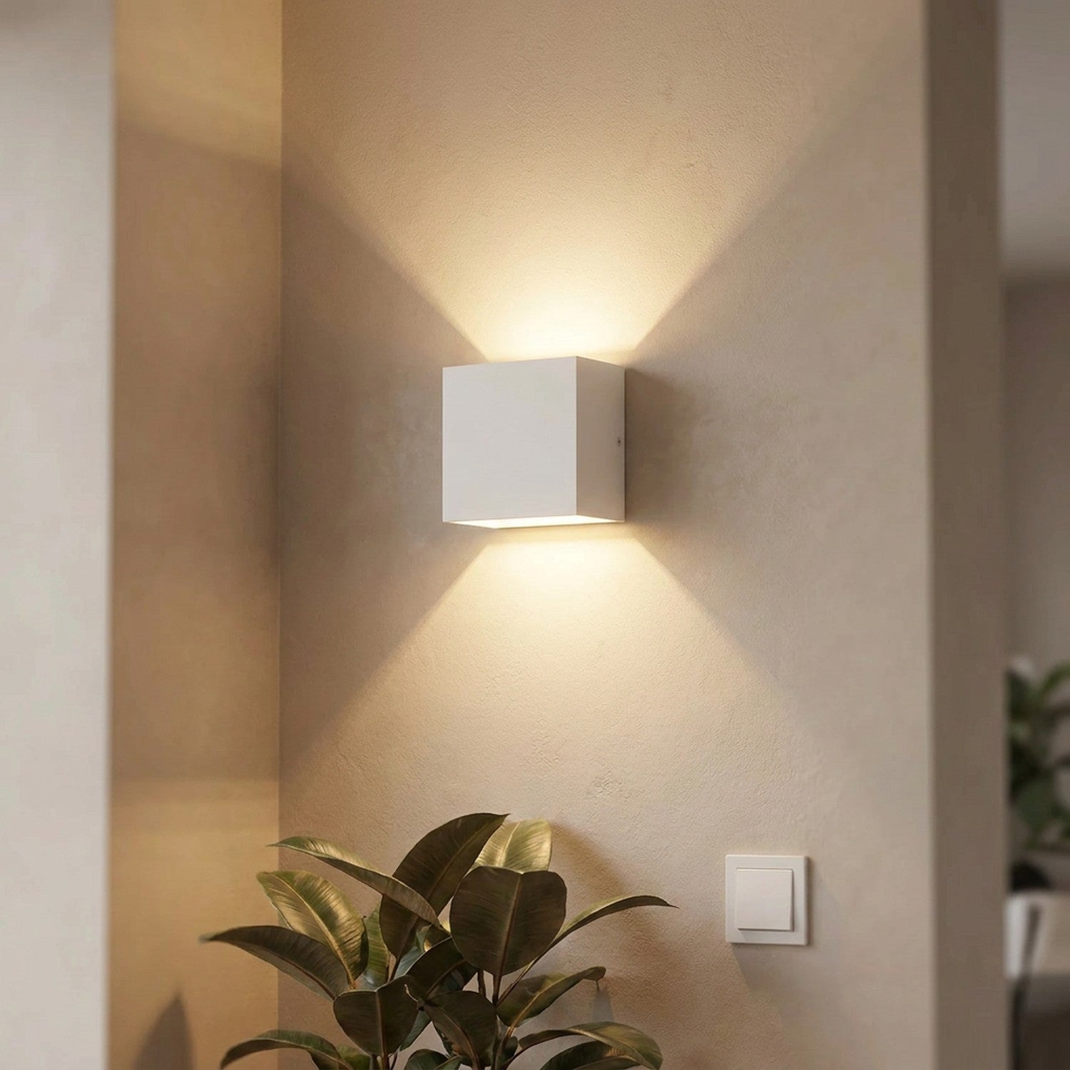 Applique murale LED blanche au design épuré diffusant une lumière chaleureuse dans un salon moderne
