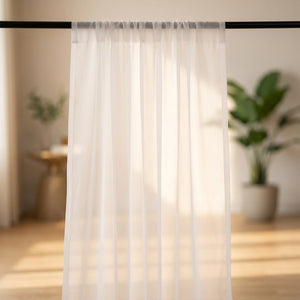 Voile blanc fin et transparent suspendu à une tringle avec lumière douce