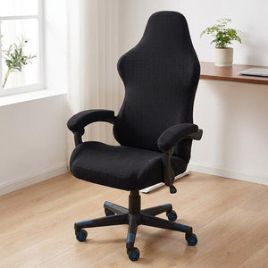 Housse de chaise gaming noire en tissu maille sur une chaise de bureau à accoudoirs dans un intérieur moderne