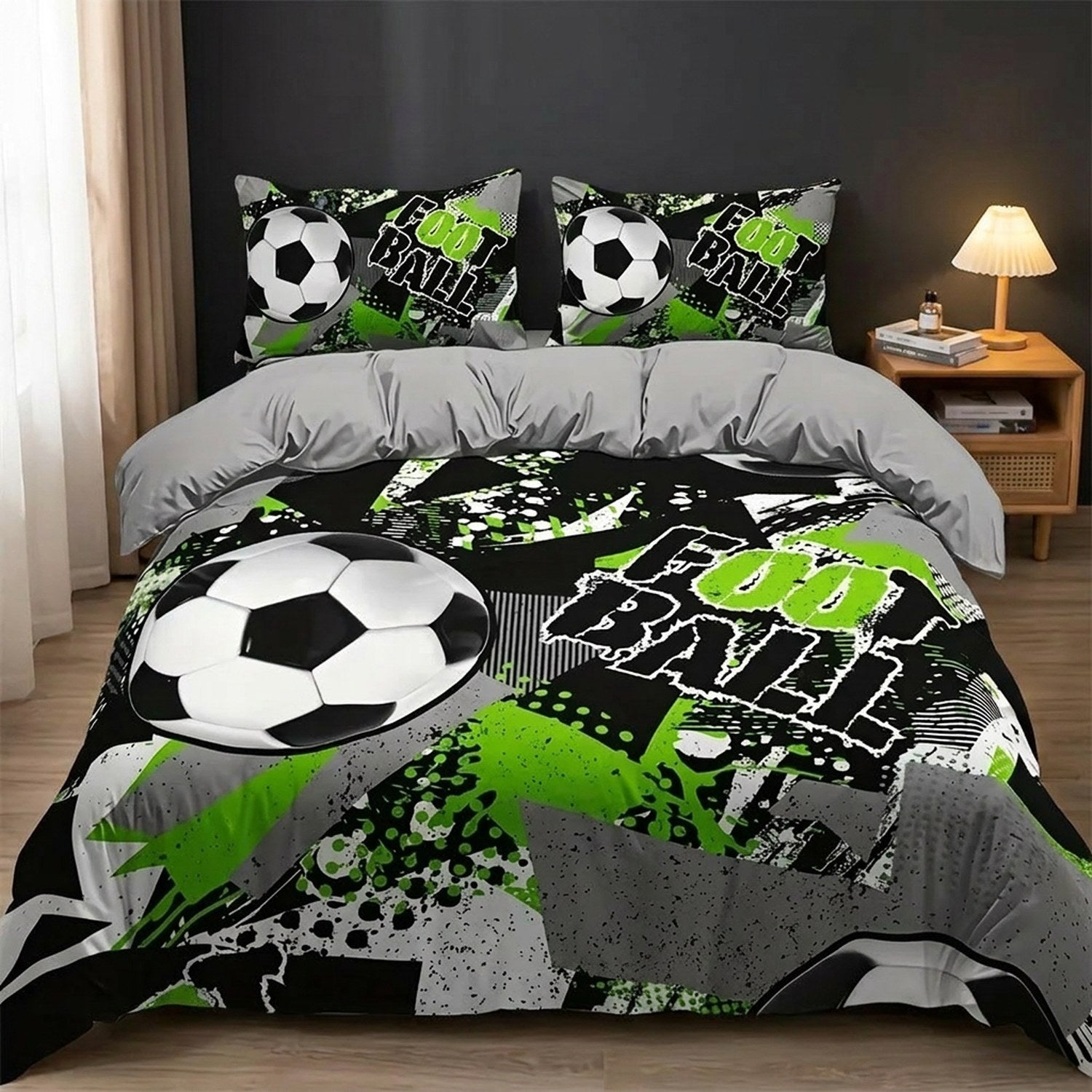 Housse de couette de football vert et gris avec taies assorties sur un lit d'enfant