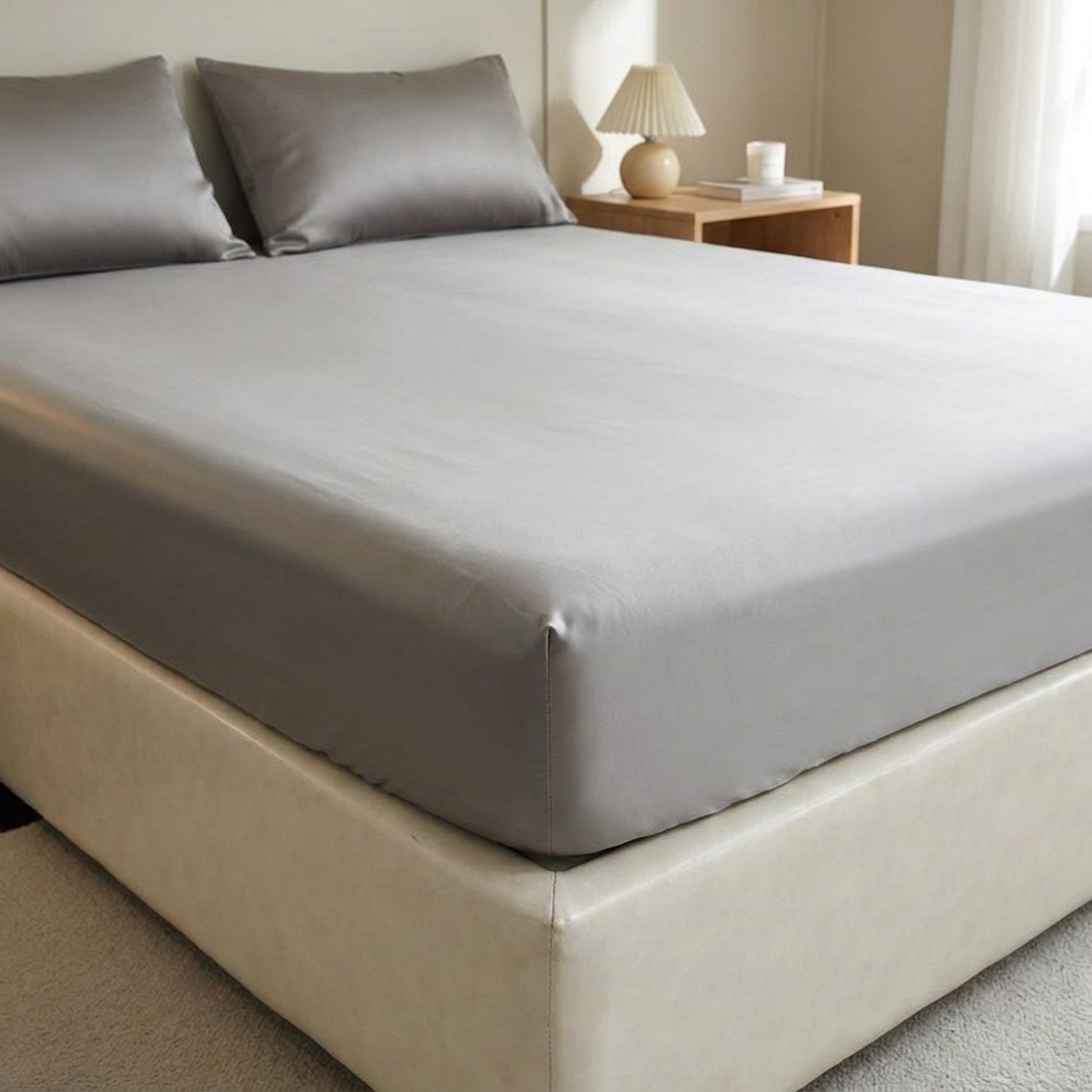 Drap housse gris en soie installé sur un lit dans une chambre élégante et lumineuse