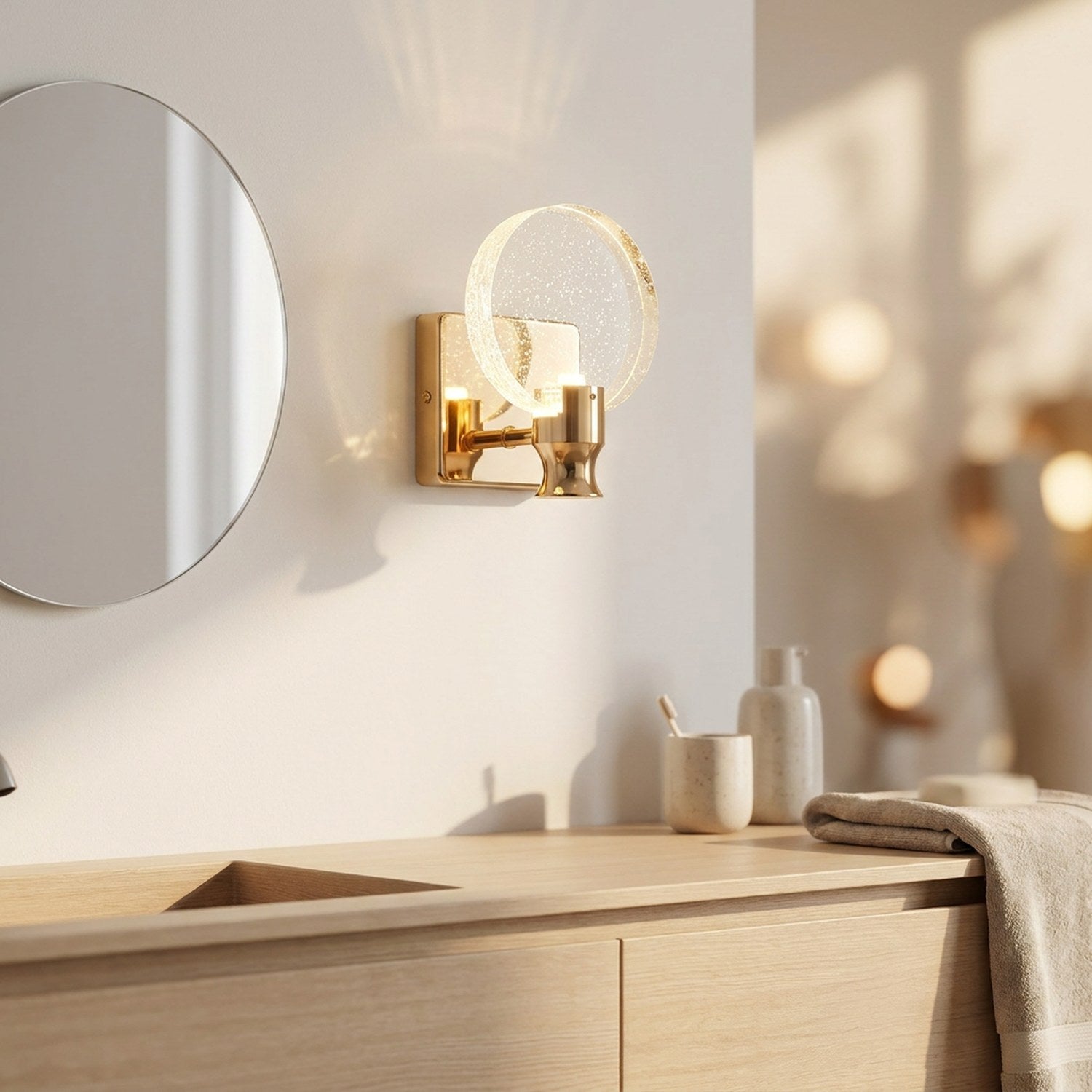 Applique murale dorée en verre bullé diffusant une lumière chaude sur un mur clair