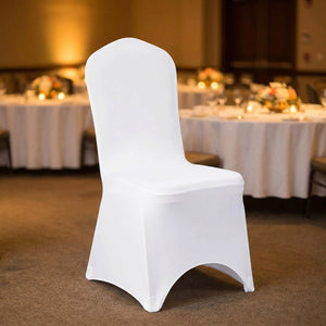 Housse de chaise blanche extensible avec dossier arqué installée dans une salle de réception chaleureuse