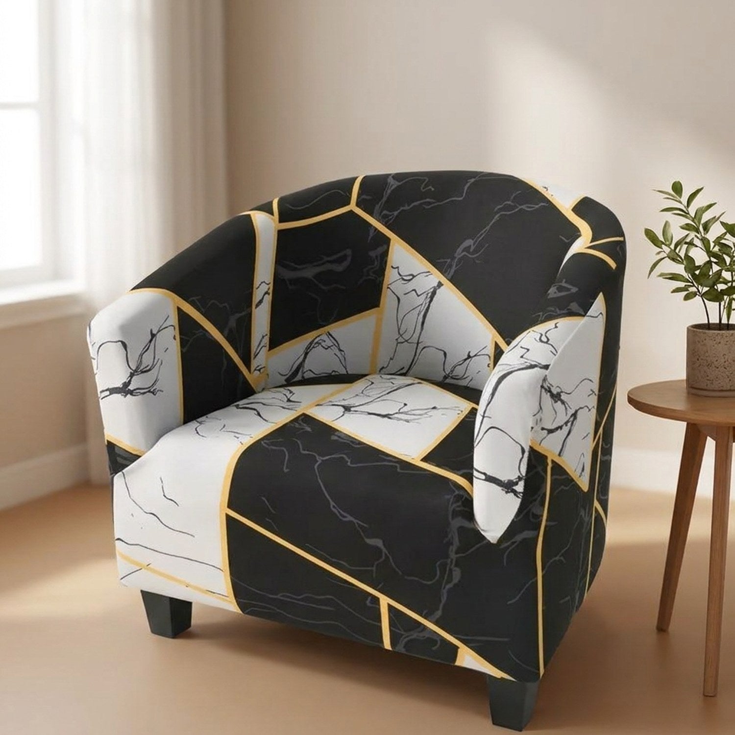 Fauteuil club habillé d'une housse extensible à motif imprimé dans un salon lumineux et chaleureux