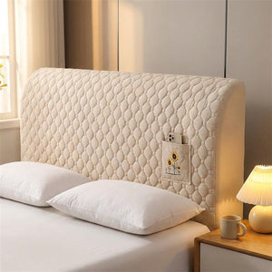Housse de tête de lit matelassée 3D beige installée sur un lit dans une chambre chaleureuse