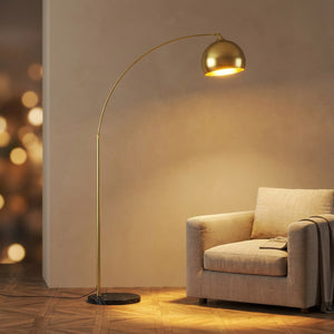 Lampadaire arc doré allumé dans un salon élégant avec fauteuil beige