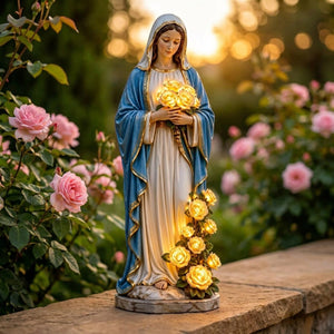 Statue de la Vierge Marie en résine avec lumière LED et roses posée dans un jardin verdoyant