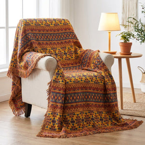 Jeté de canapé bohème tissé à motifs ethniques drapé sur un fauteuil avec franges