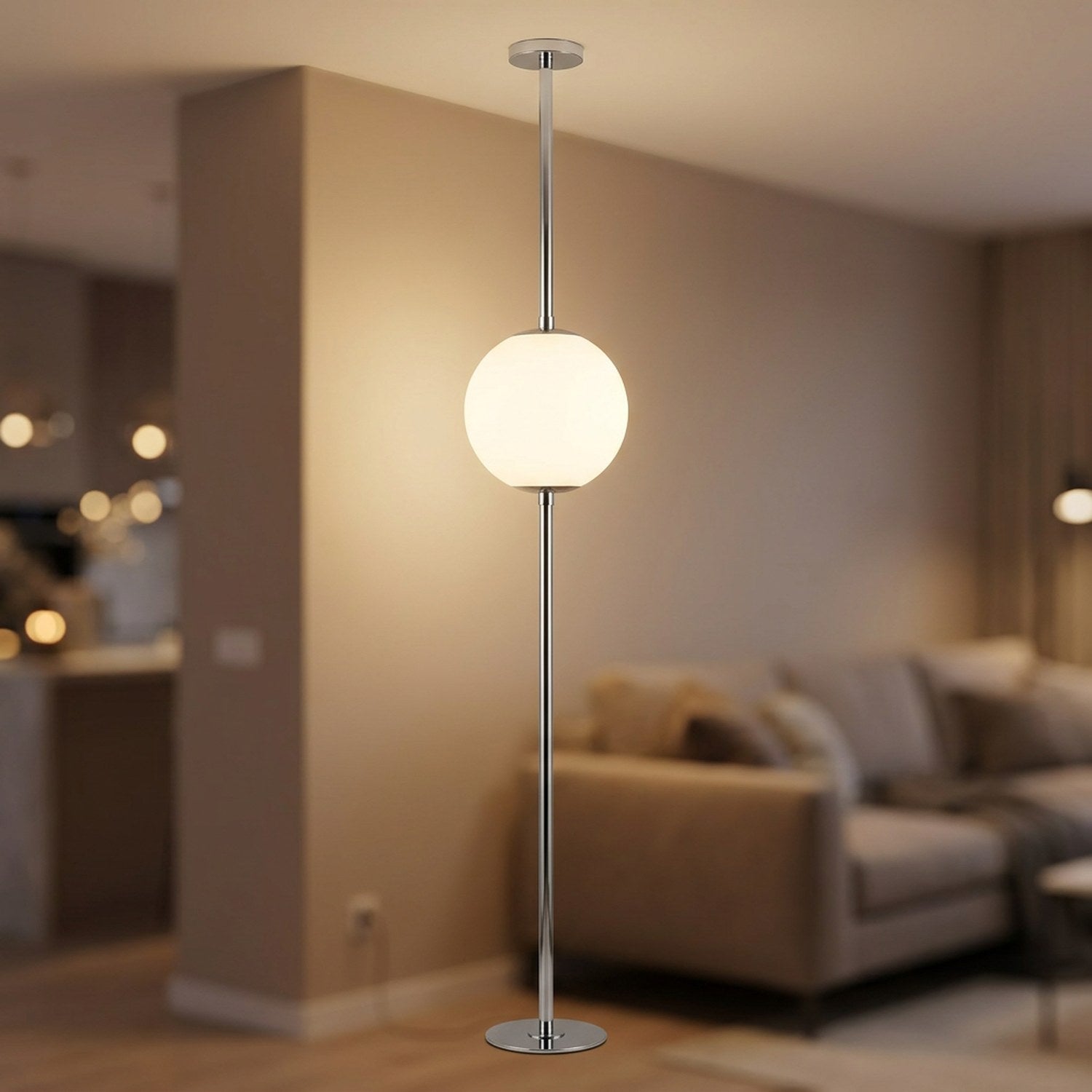 Lampadaire plafond-sol à boule acrylique blanche allumé dans un salon contemporain