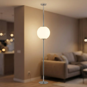 Lampadaire plafond-sol à boule acrylique blanche allumé dans un salon contemporain