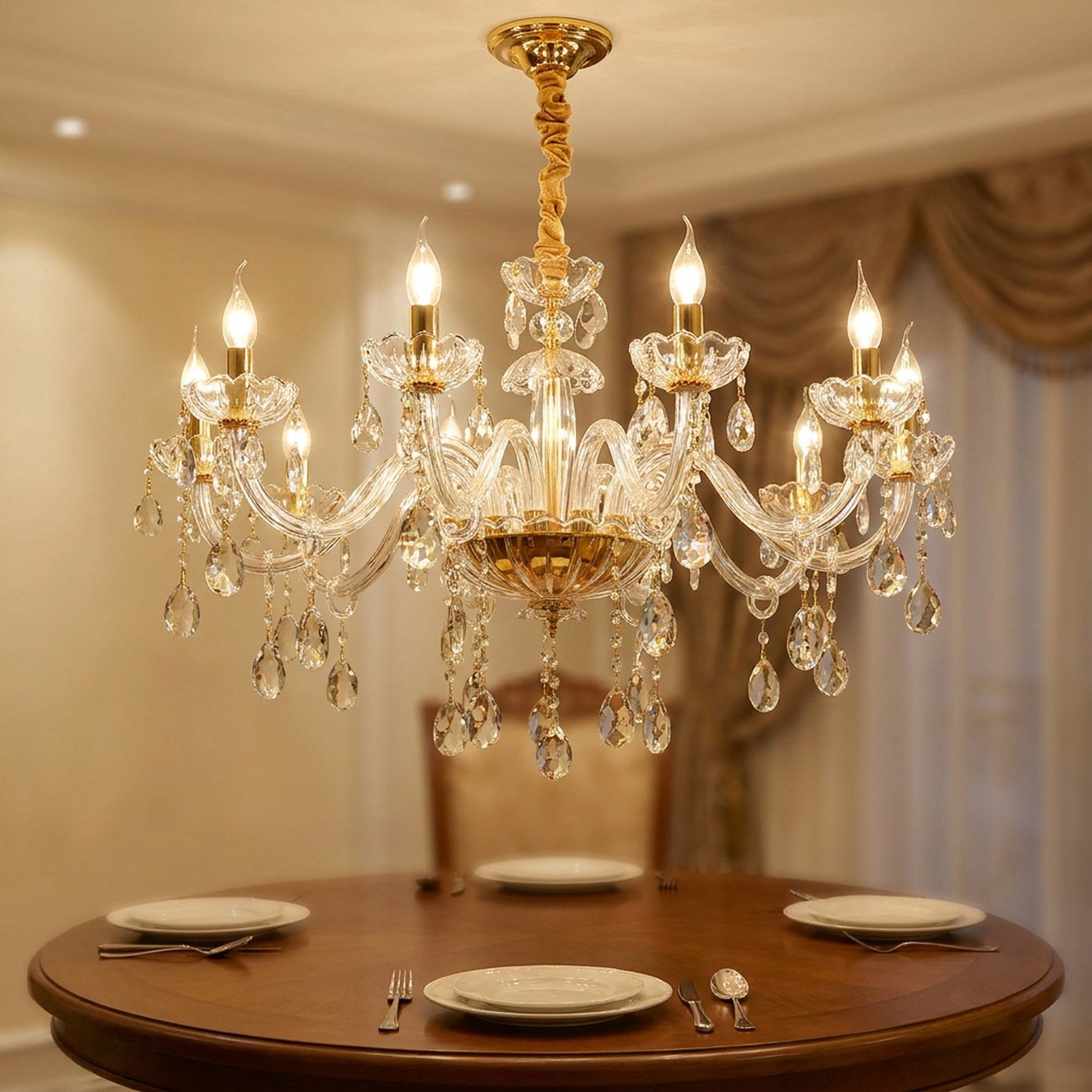 Lustre baroque en cristal doré allumé avec bras incurvés et gouttes suspendues