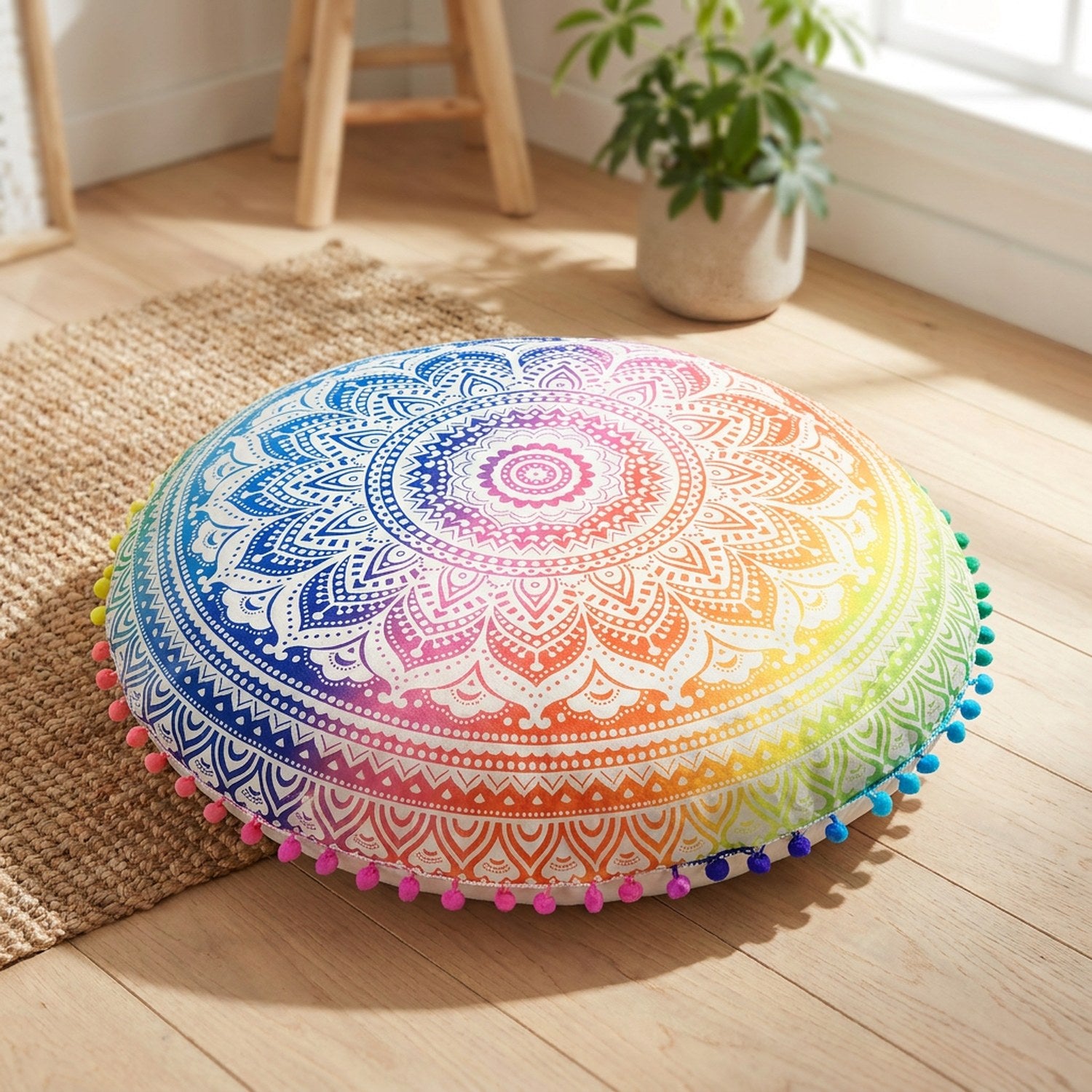 Coussin de sol rond à motif mandala coloré posé sur un tapis dans un salon bohème lumineux