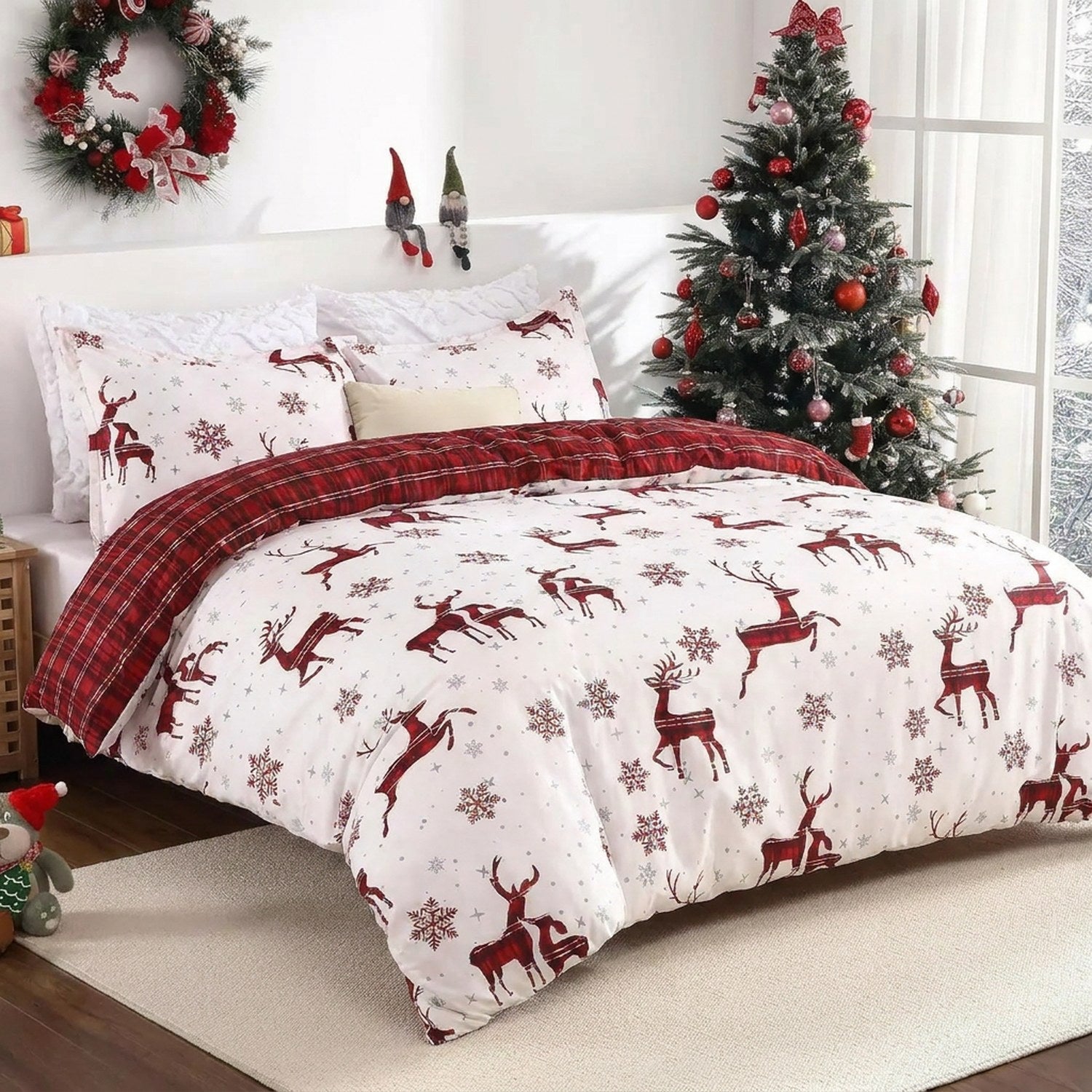 Parure de lit de Noël avec rennes tartan rouge et flocons sur un lit dans une chambre festive