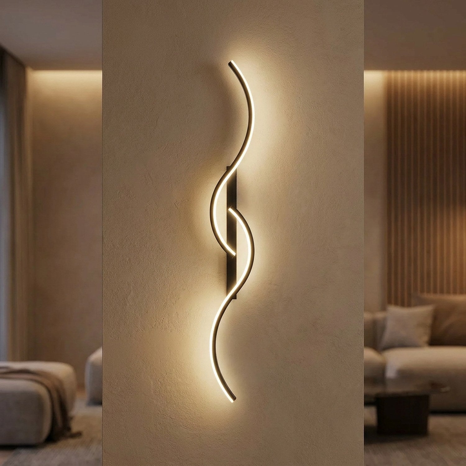 Applique murale LED noire au design ondulé diffusant une lumière chaude sur un mur de salon moderne
