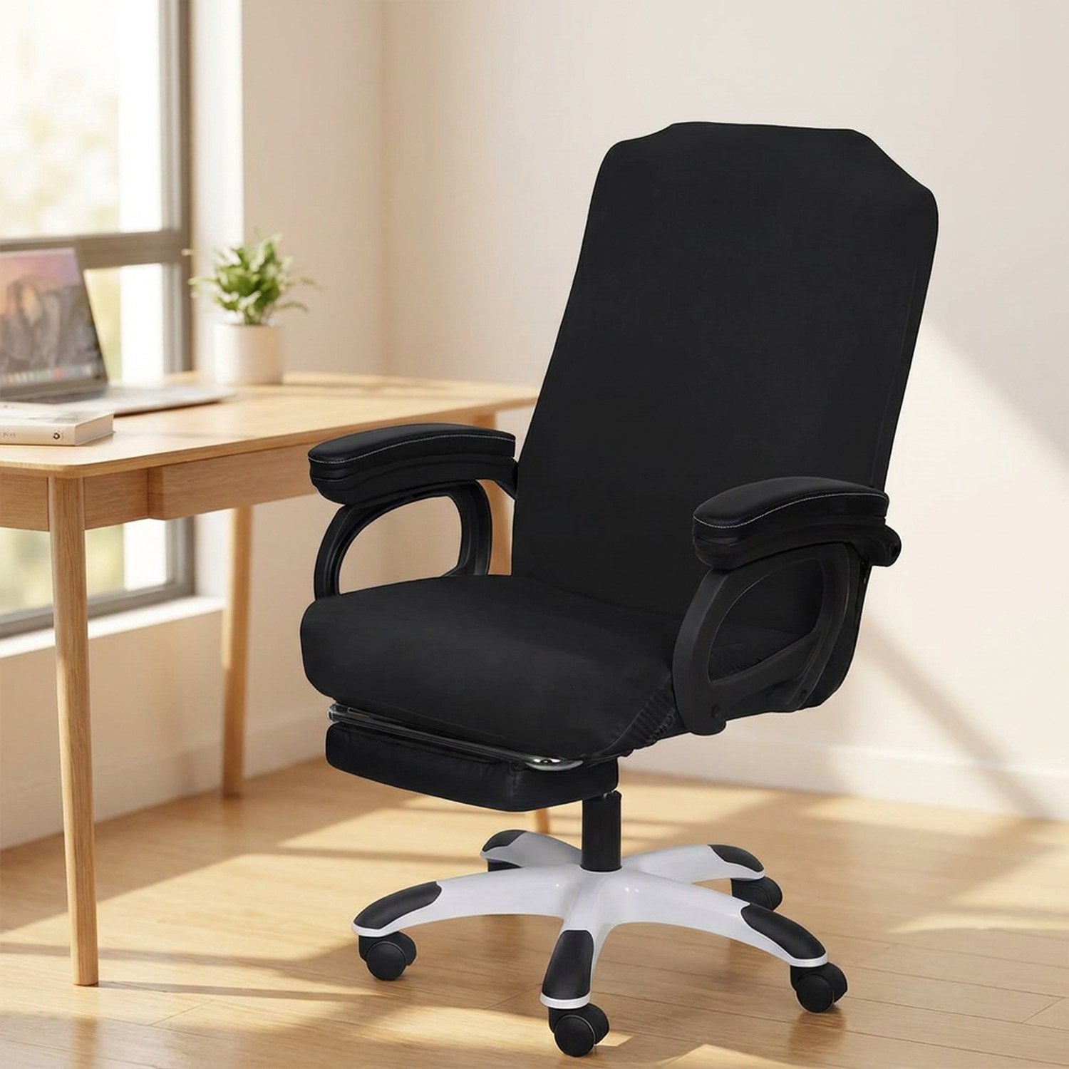 Housse de chaise de bureau extensible noire installée sur un siège pivotant dans un bureau moderne