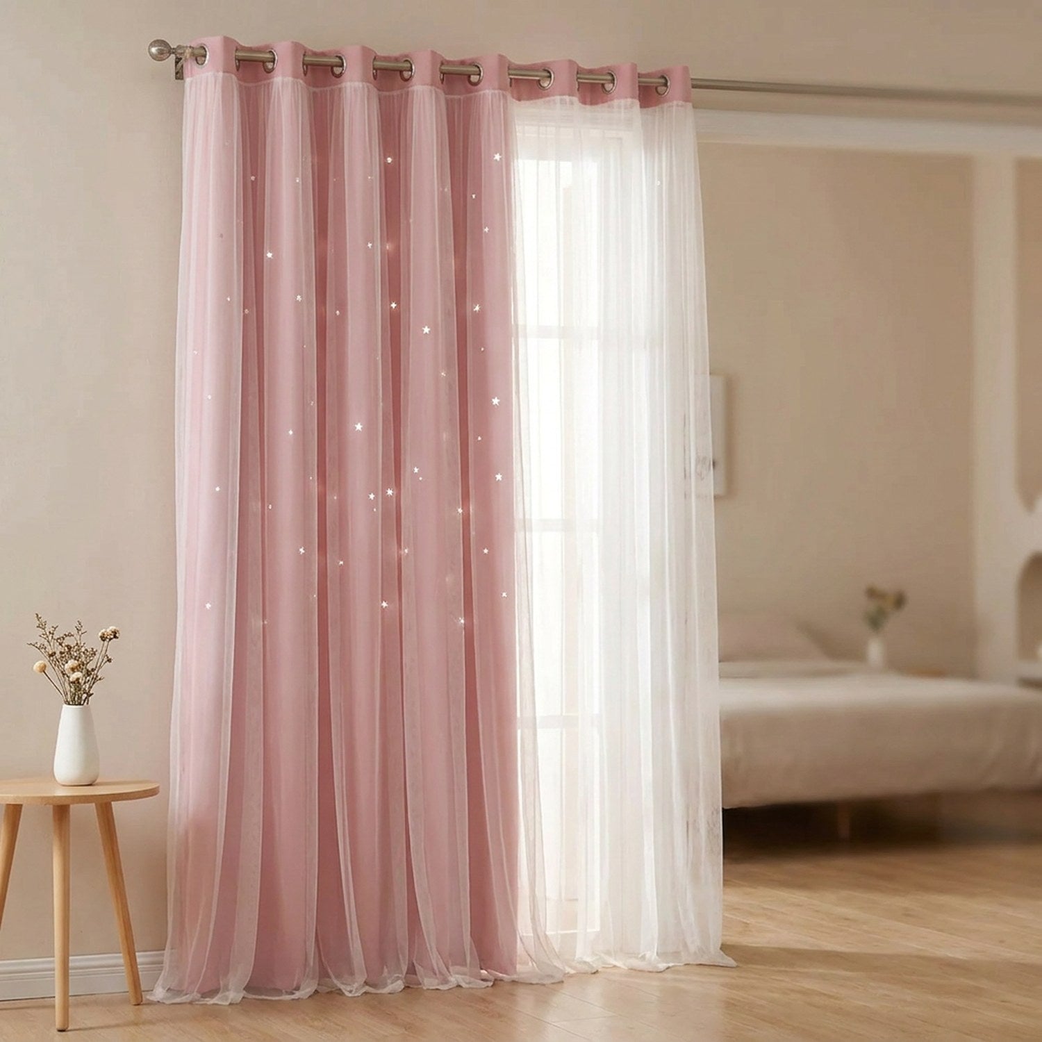 Rideau voilage occultant étoilé rose suspendu devant une fenêtre de chambre d'enfant