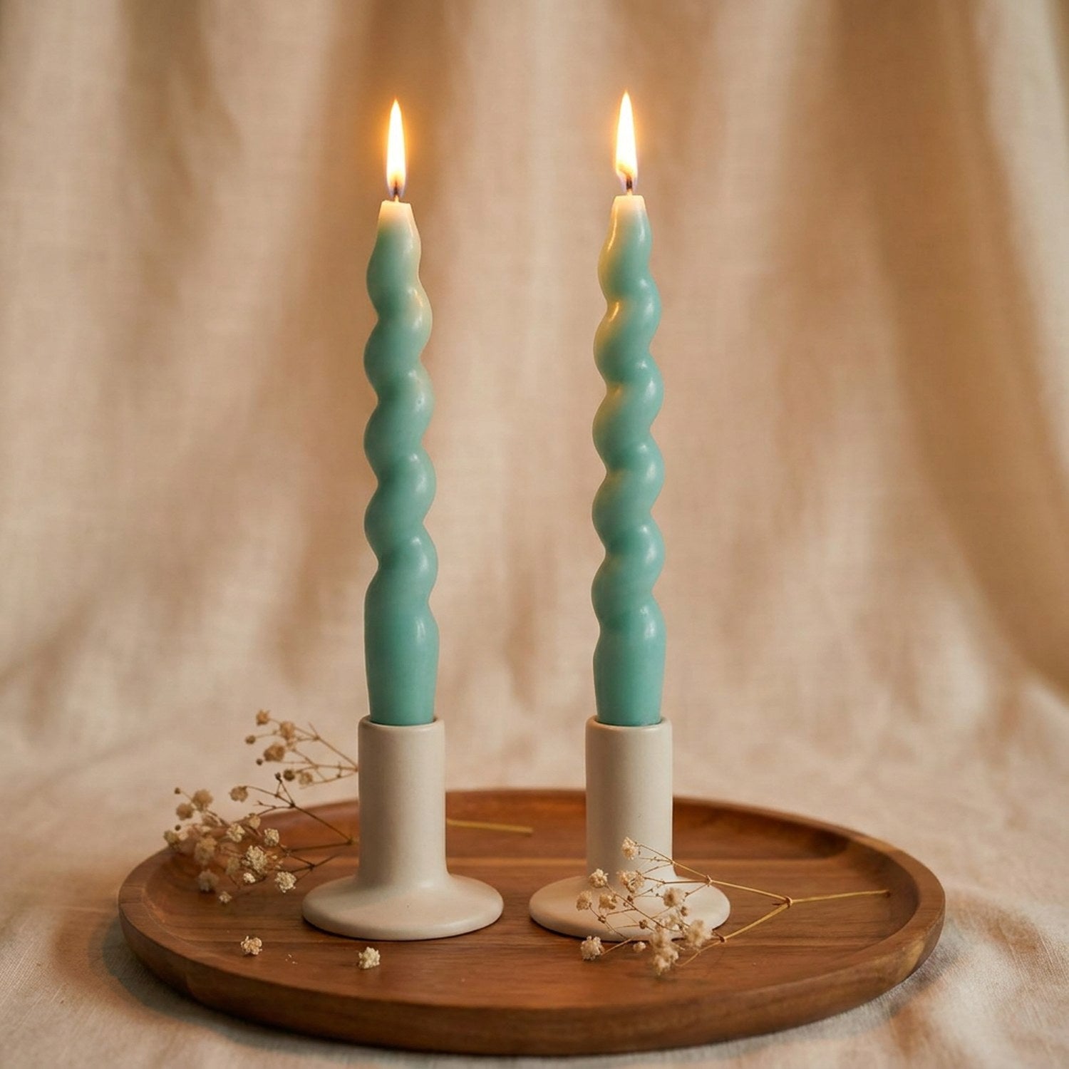 Bougies spirales torsadées cire de soja sur plateau bois avec fleurs séchées