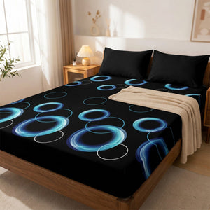 Drap-housse noir avec motif de cercles lumineux bleus sur un lit dans une chambre chaleureuse
