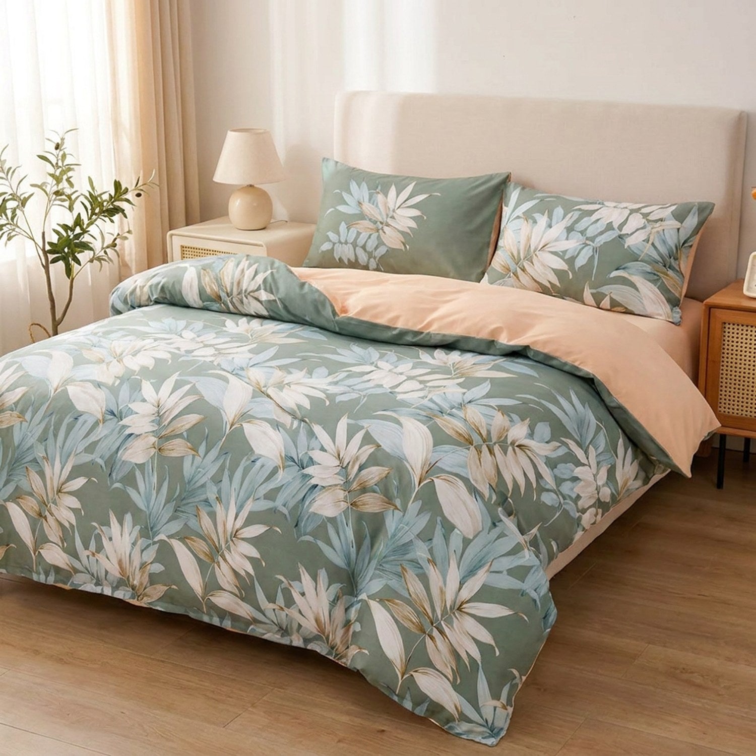 Parure de lit aux feuilles tropicales vertes installée sur un lit fait dans une chambre lumineuse et naturelle