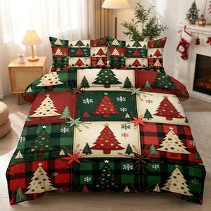 Parure de lit de Noël aux motifs de sapins et tartan rouge et vert installée sur un lit fait dans une chambre chaleureuse