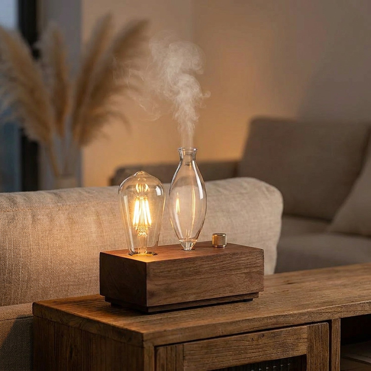Diffuseur d'huile essentielle en bois et verre avec ampoule allumee diffusant une fine brume dans un salon