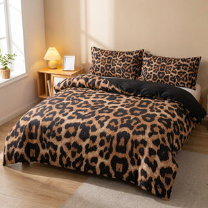 Parure de lit imprimée léopard marron posée sur un lit dans une chambre chaleureuse