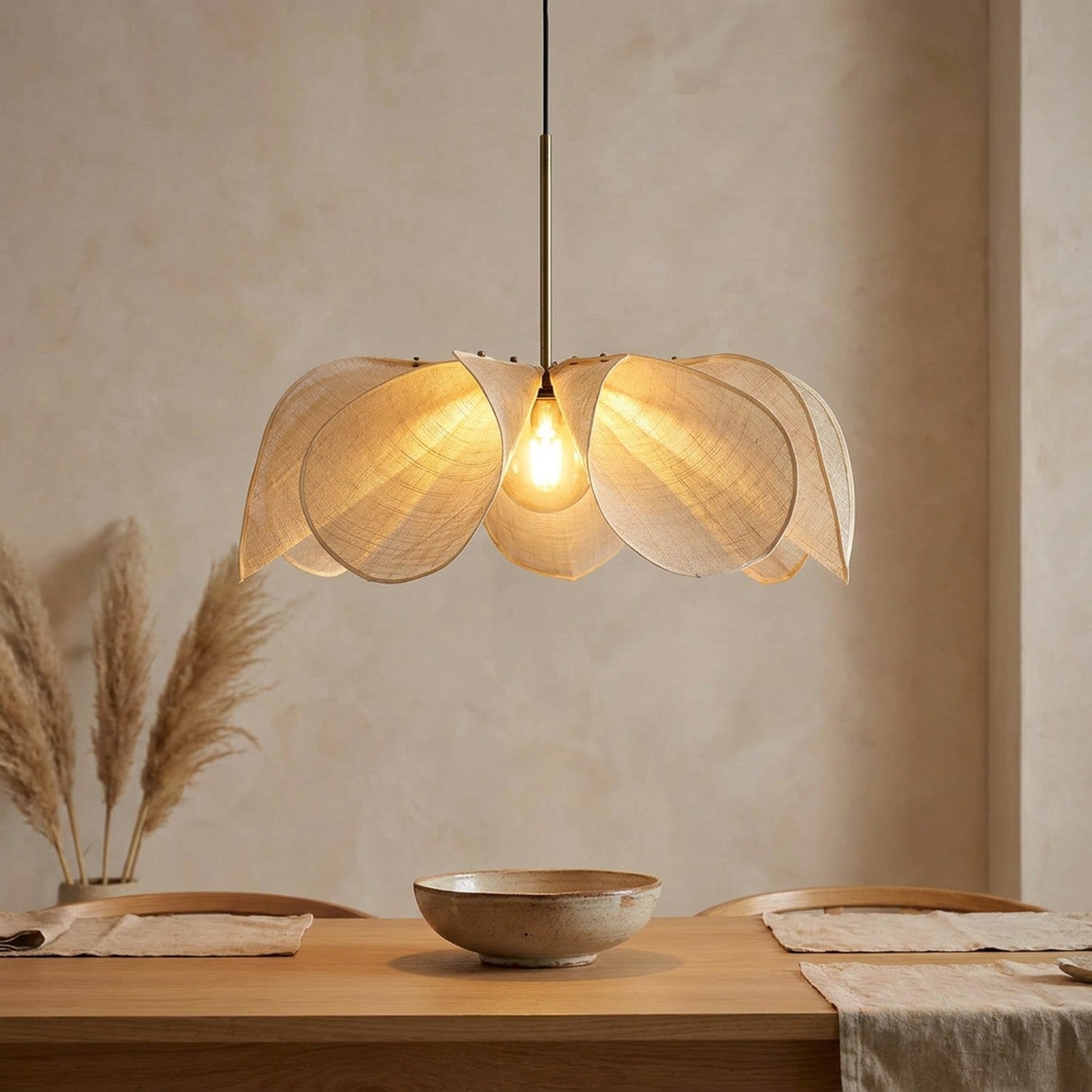 Lustre suspension Wabi Sabi en tissu naturel éclairé au-dessus d'une table en bois