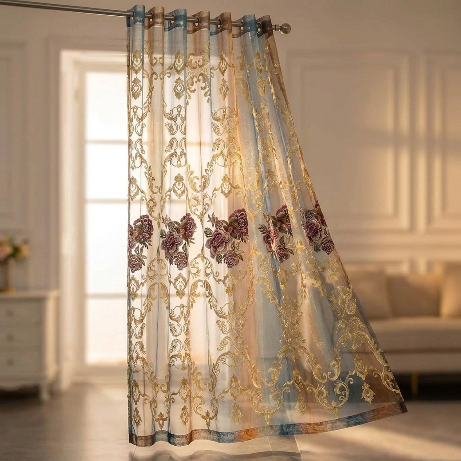 Rideau voilage tulle brodé de fleurs dégradé bleu et marron accroché à une fenêtre lumineuse