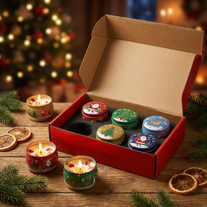 Coffret de six bougies parfumées de Noël dans une boîte cadeau avec pots illustrés et flammes allumées