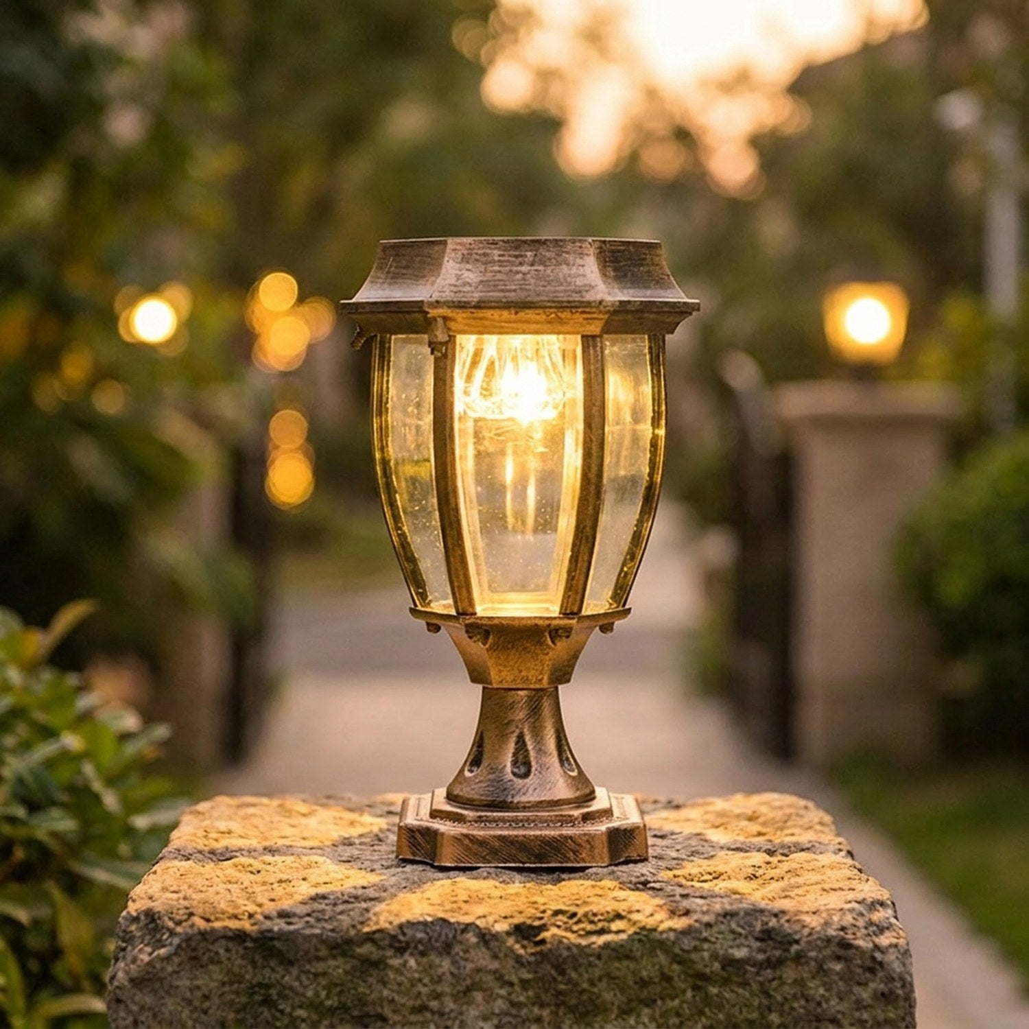 Lanterne solaire rétro bronze allumée sur un pilier en pierre dans un jardin au crépuscule