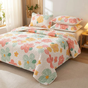 Couvre-lit matelassé fleuri avec volants en dentelle sur un lit fait dans une chambre lumineuse