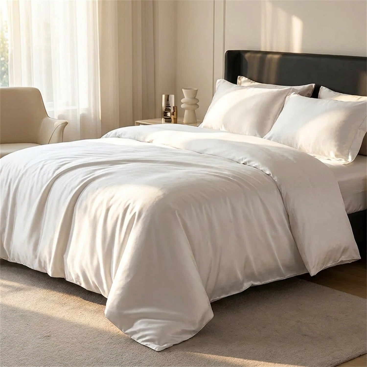 Parure de lit satin blanc lisse et brillante sur un lit dans une chambre élégante