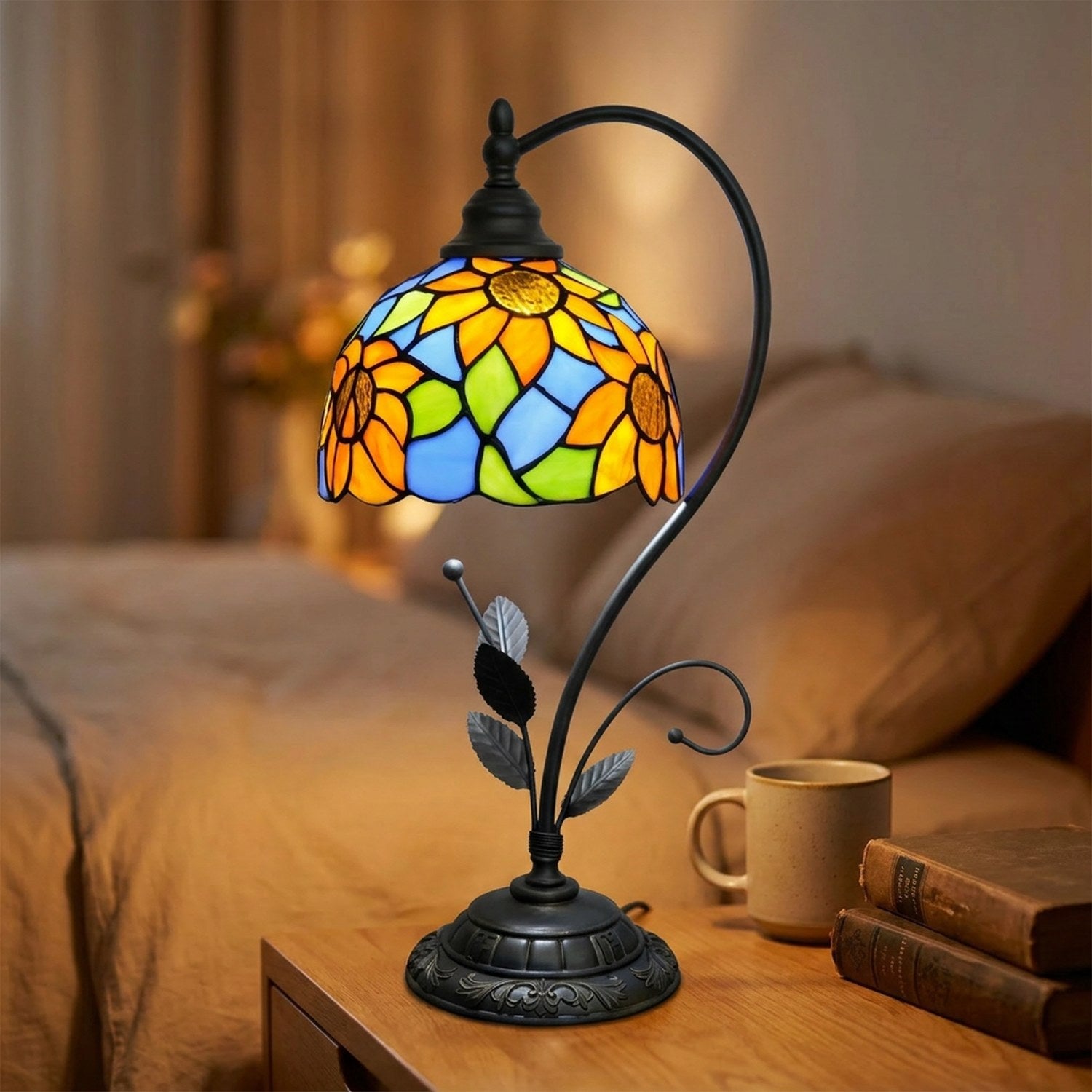 Lampe de table style Tiffany allumée sur une table de chevet en bois