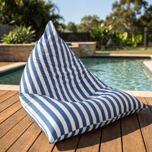Housse de pouf géant extérieur rayée bleu marine installée au bord d'une piscine