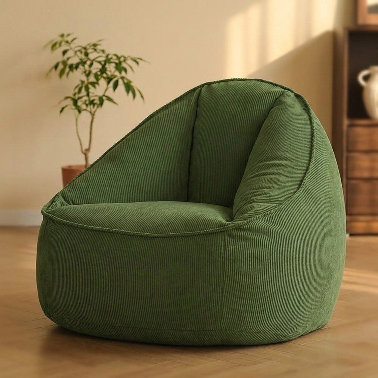 Fauteuil pouf vert en velours côtelé dans un salon chaleureux avec plante