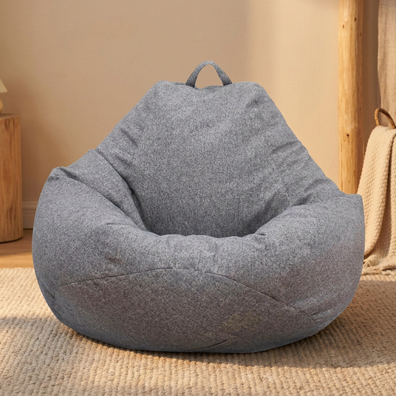 Pouf tatami gris en coton doux posé dans un coin cocooning à la lumière chaude