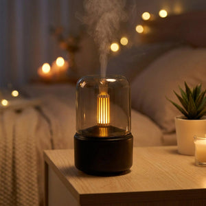 Diffuseur d'huile essentielle noir effet flamme avec brume parfumée sur une table de chevet