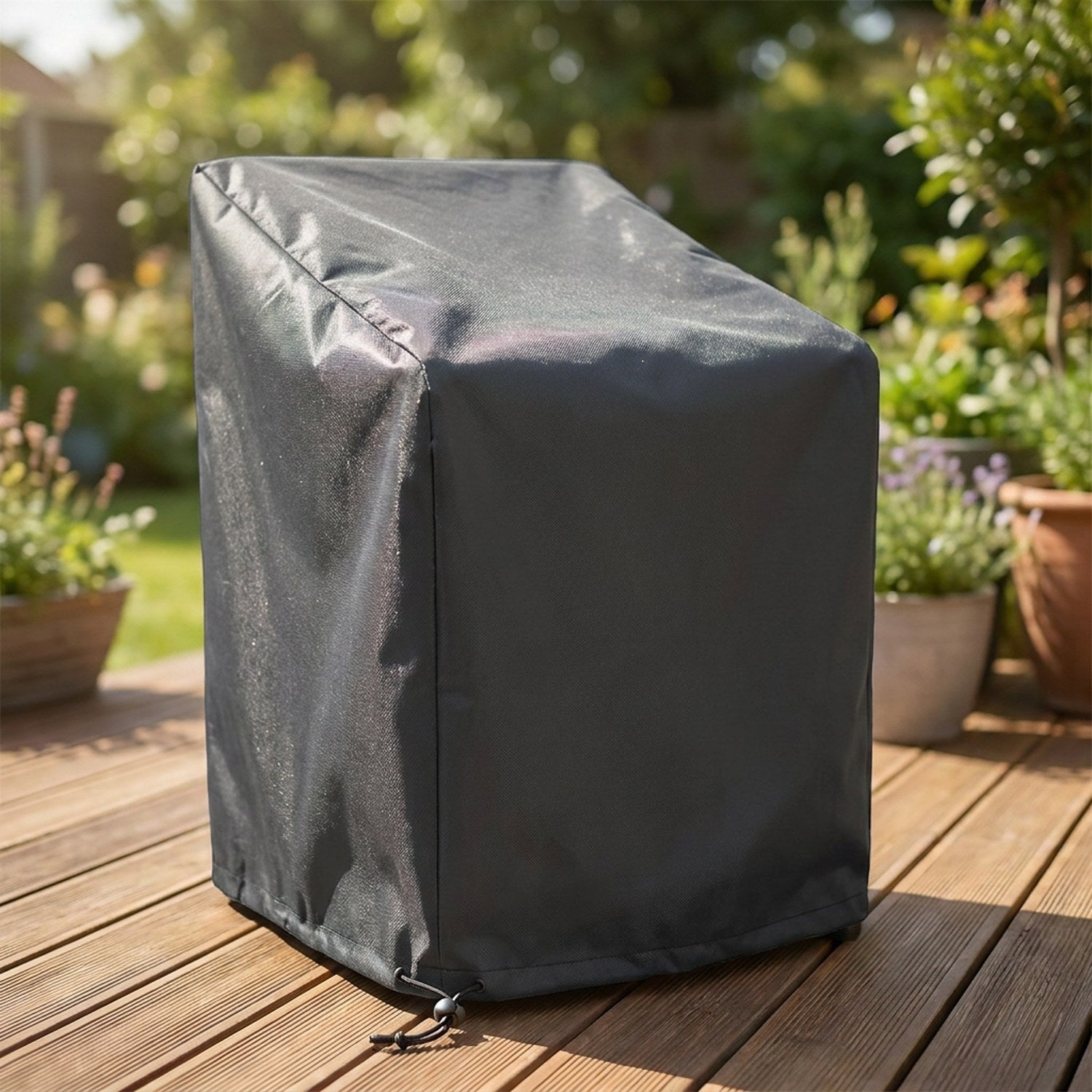 Housse de chaise de jardin noire imperméable installée sur un fauteuil empilable en extérieur