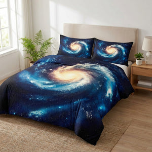 Parure de lit galaxie spirale bleue installée sur un lit fait dans une chambre cosmique lumineuse