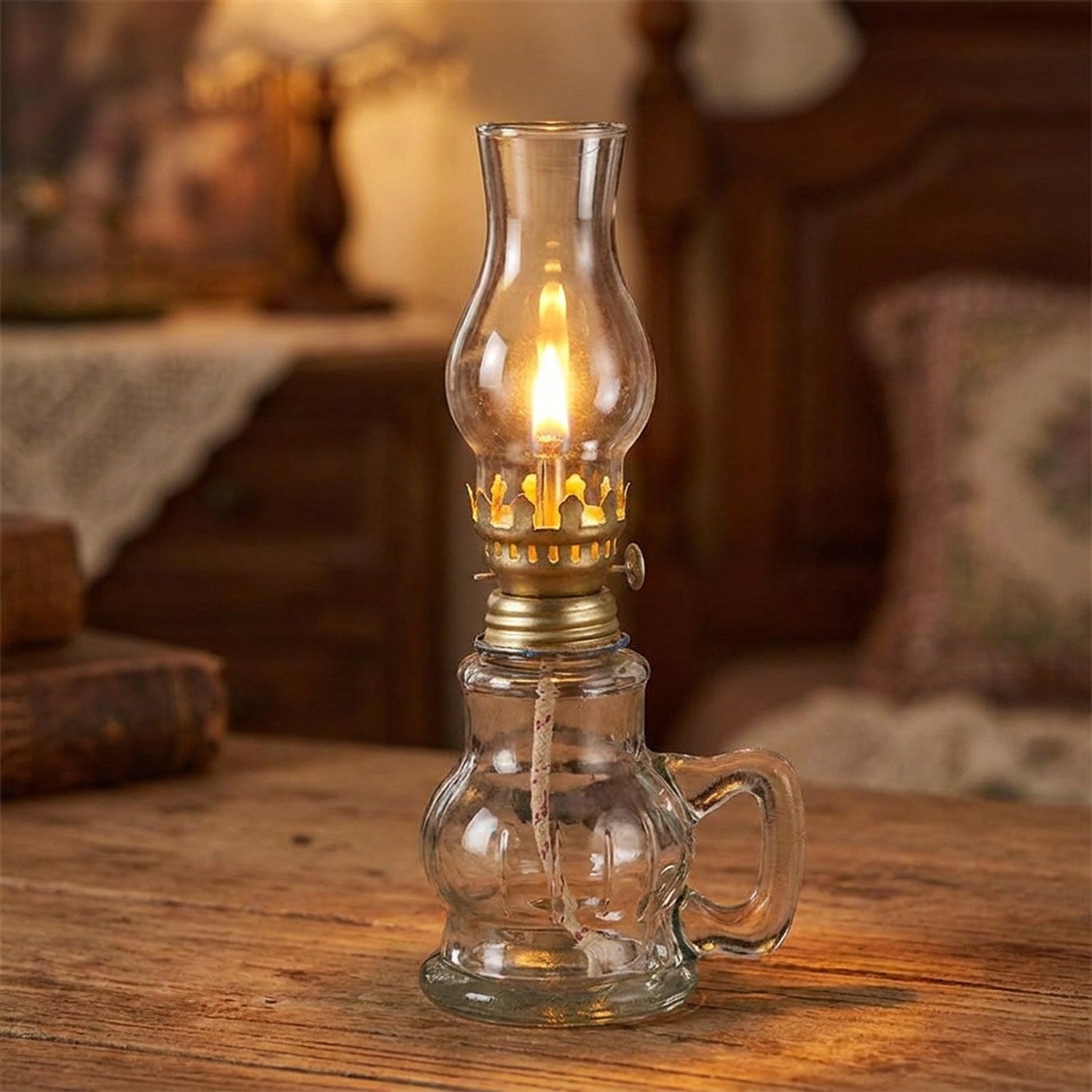 Lampe à pétrole rétro en verre allumée posée sur une table en bois dans une ambiance vintage chaleureuse