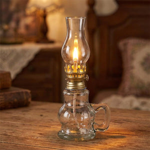 Lampe à pétrole rétro en verre allumée posée sur une table en bois dans une ambiance vintage chaleureuse