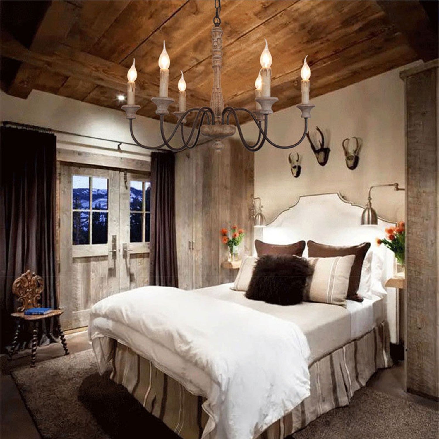 Lustre marron à bougies LED dans une chambre campagne chic
