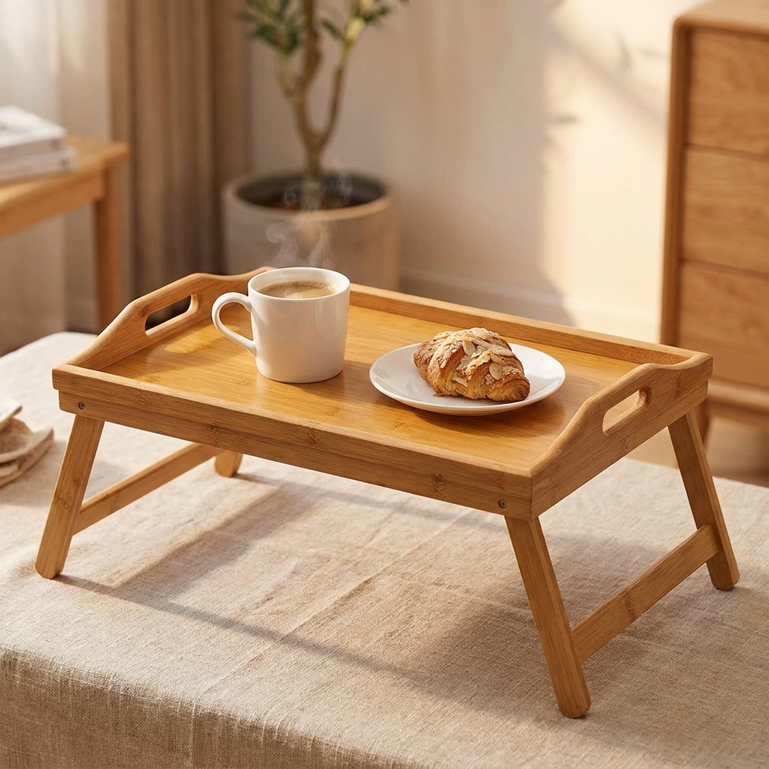 Plateau de lit pliant en bambou 50cm avec tasse de café et croissant sur surface en lin naturel