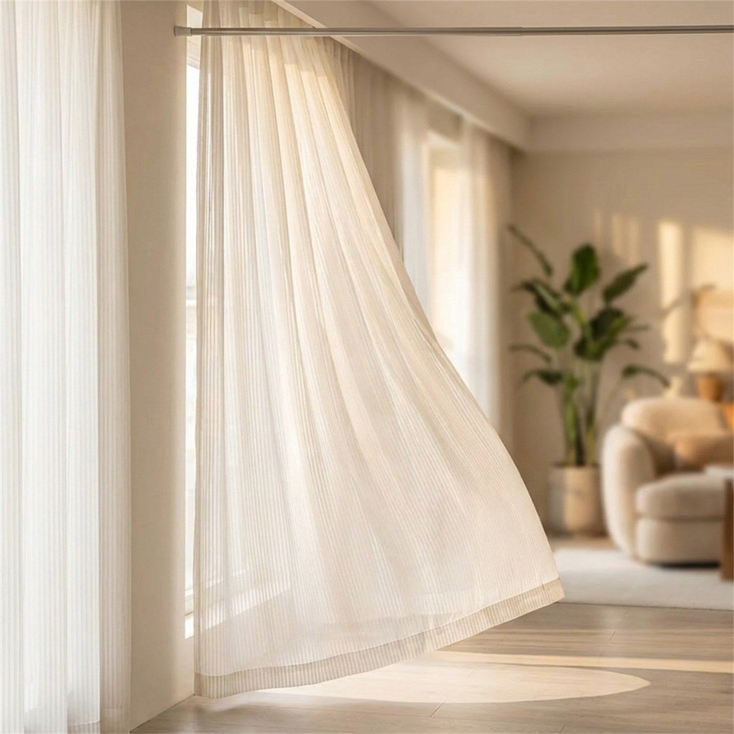 Rideau voilage blanc à rayures suspendu et gonflé par la brise devant une fenêtre lumineuse d un salon